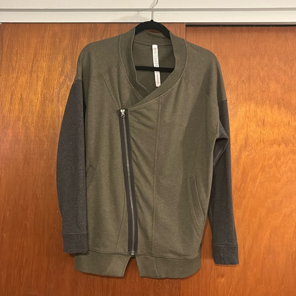 Lululemon Mula Bundle Wrap
Heathered Fatigue Green / Heathered Dark Grey sz8 EUC
